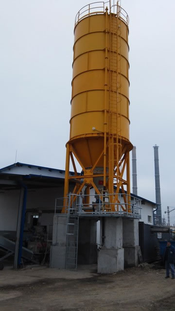 Sludge dewatering line with lime silo and mixer in a municipal waste water treatment plant 