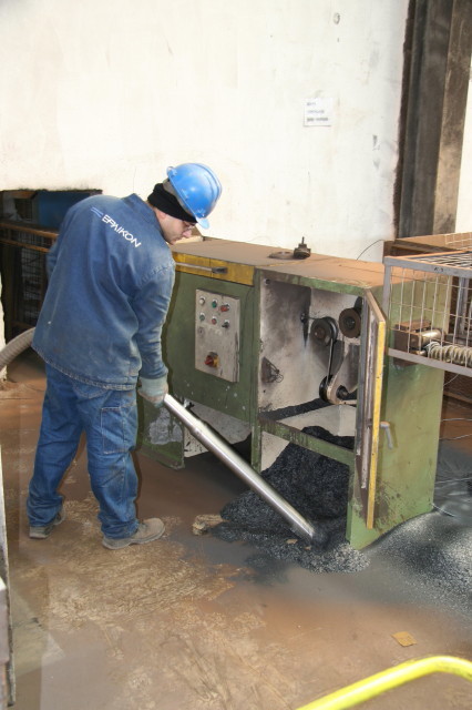 Suction of iron filings with a central vacuum system in an electrode production factory