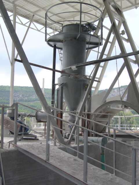 Central vacuum filter in lime kiln