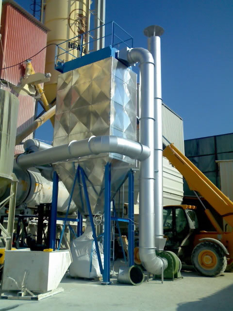 Dedusting filter with external insulation and heating elements for dedusting a raw material dryer