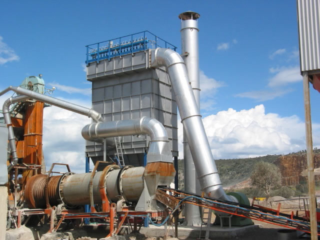 Bag filter for dedusting a raw material dryer in an asphalt mixing plant