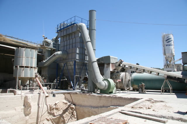 Bag filter for dedusting a raw material dryer in an asphalt mixing plant