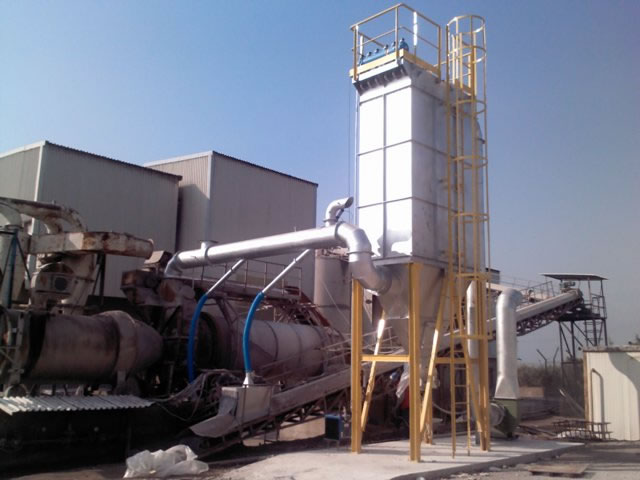 Bag filter for dedusting a raw material dryer in an asphalt mixing plant
