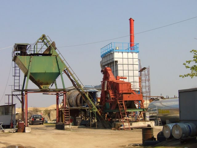 Bag filter for dedusting a raw material dryer in an asphalt mixing plant