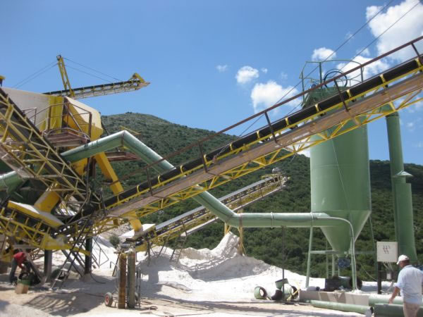 Bag filter for dedusting crushers and conveyor belts in a lime stone quarry
