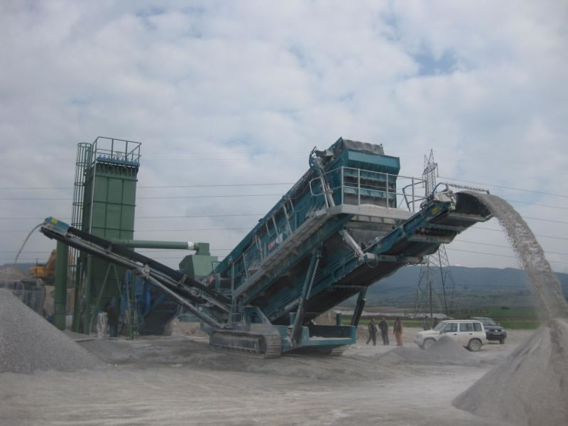 Bag filter for dedusting a mobile crushing - sieving station