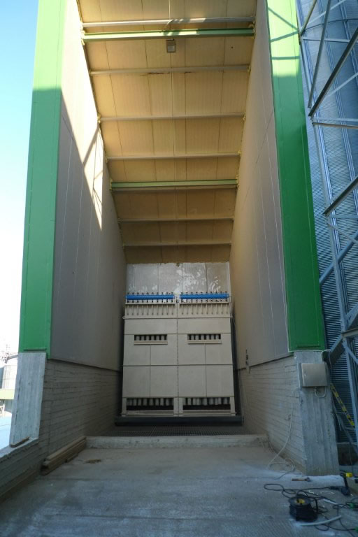 Dedusting filter in a track unloading station in a cattle feeding production plant