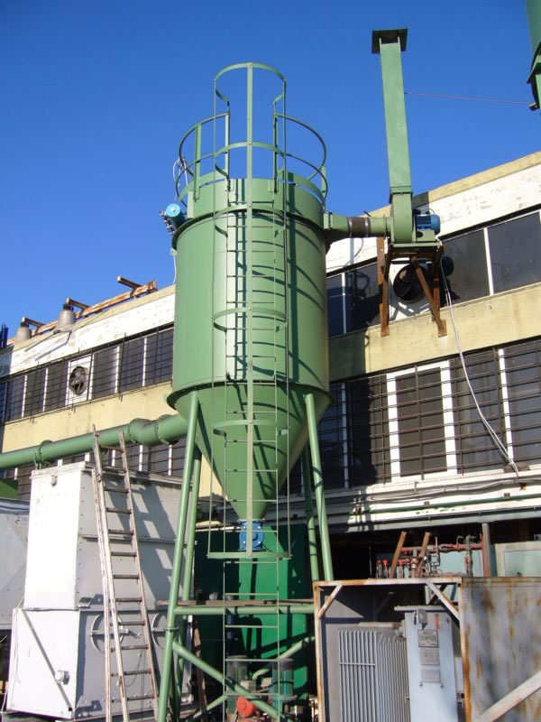 Dedusting of an aluminium smelting furnace