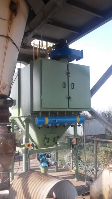 Dedusting a central vacuum cleaner in a lime kiln