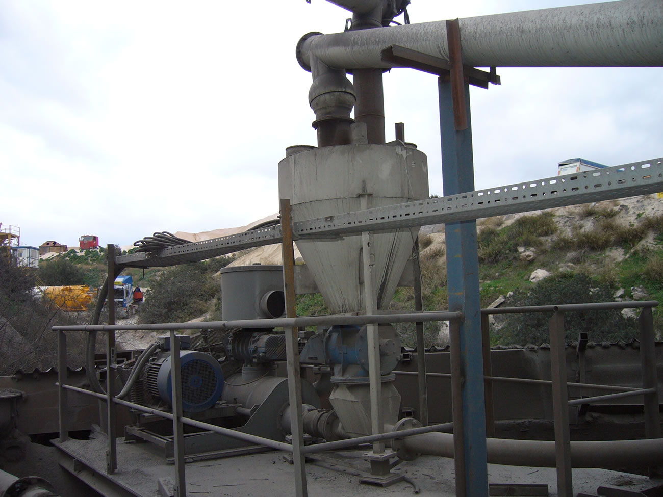 pneumatic conveying of 15 t/h calcium carbonate in an asphalt mix production plant