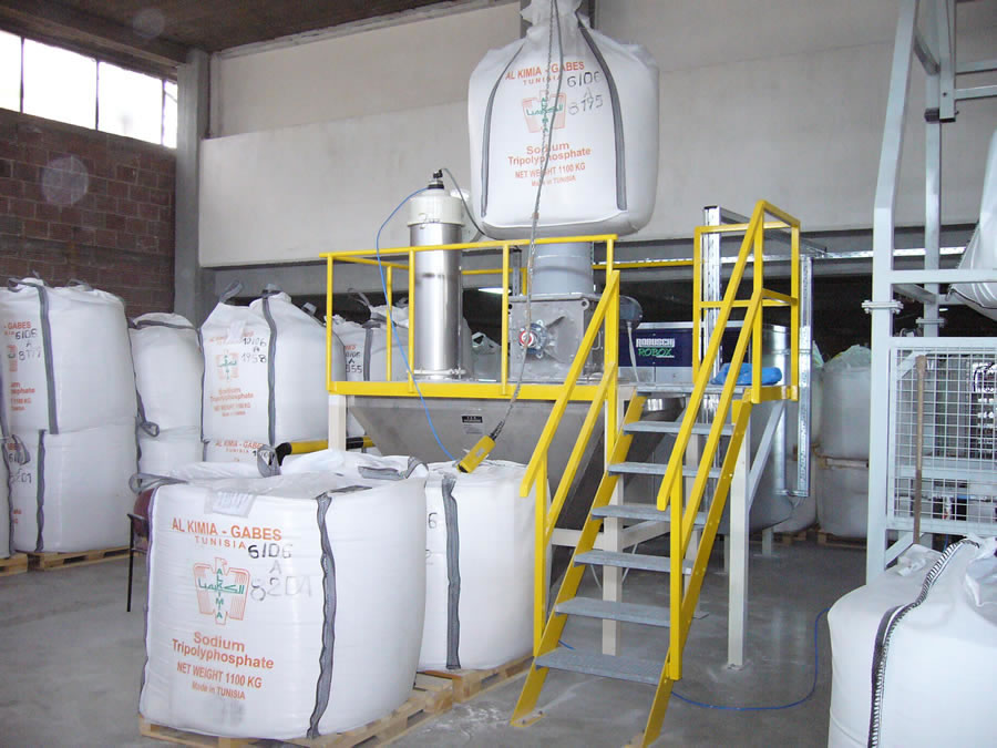 Big bag emptying with lump crusher and pneumatic conveying in a detergent factory