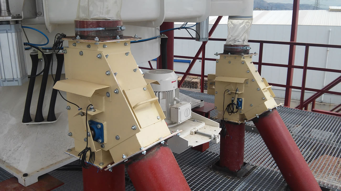 Two way bottom dischargers